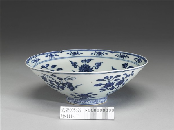 青花花果紋葵口碗