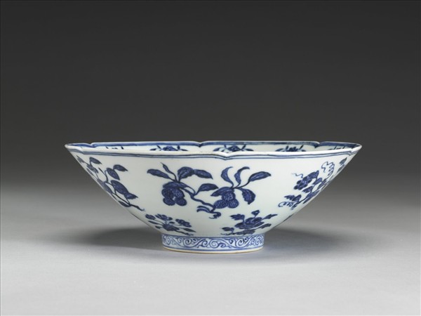 青花花果紋葵口碗