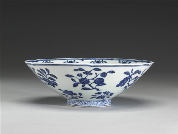青花花果紋葵口碗