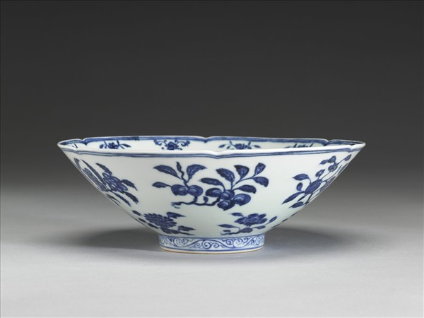 青花花果紋葵口碗