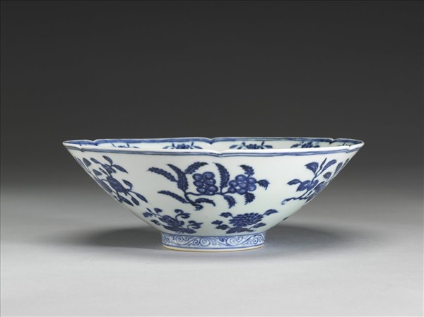 青花花果紋葵口碗