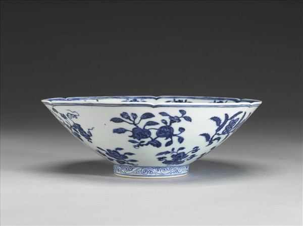 青花花果紋葵口碗