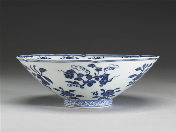 青花花果紋葵口碗
