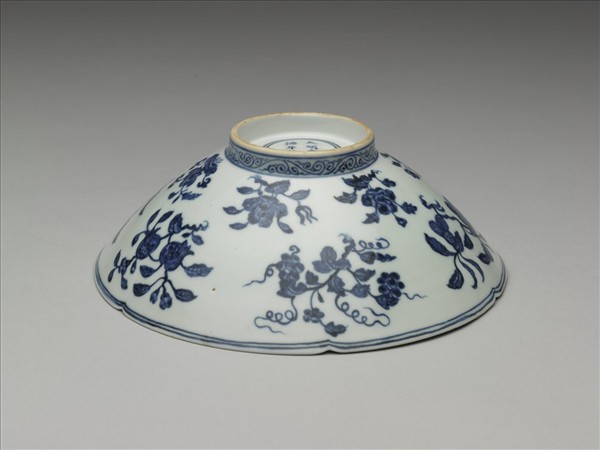 青花花果紋葵口碗