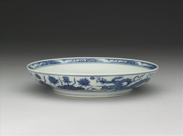 青花蓮藻龍紋盤