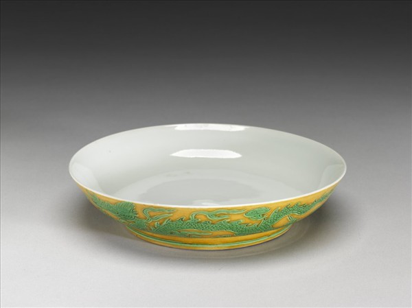 嬌黃綠彩雙龍戲珠紋盤