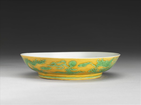 嬌黃綠彩雙龍戲珠紋盤