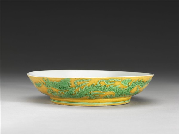 嬌黃綠彩雙龍戲珠紋盤