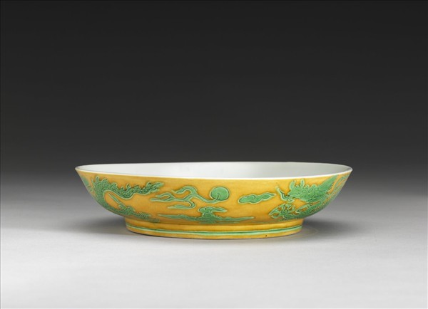 嬌黃綠彩雙龍戲珠紋盤