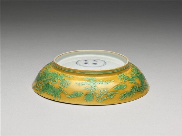 嬌黃綠彩雙龍戲珠紋盤