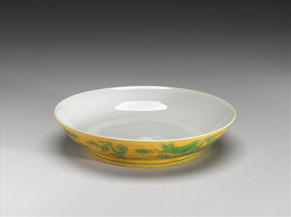 嬌黃綠彩雙龍戲珠紋盤