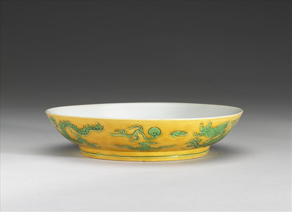 嬌黃綠彩雙龍戲珠紋盤