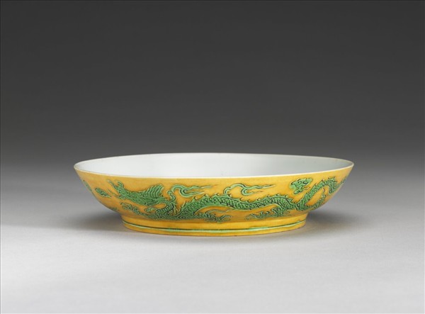嬌黃綠彩雙龍戲珠紋盤