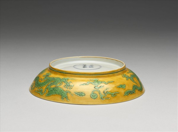 嬌黃綠彩雙龍戲珠紋盤