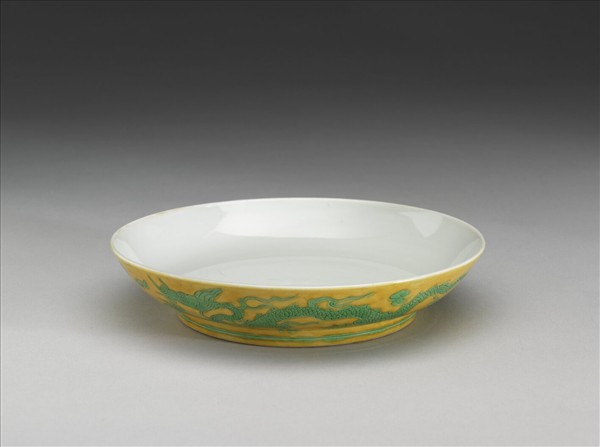 嬌黃綠彩雙龍戲珠紋盤