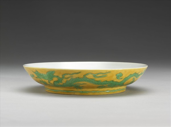 嬌黃綠彩雙龍戲珠紋盤