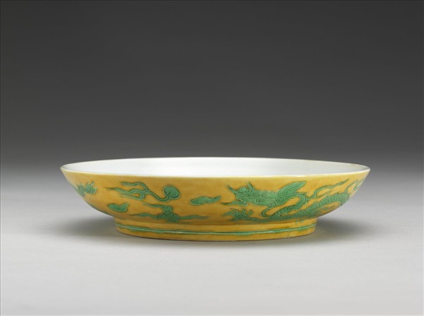 嬌黃綠彩雙龍戲珠紋盤