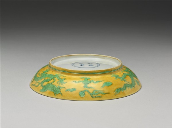 嬌黃綠彩雙龍戲珠紋盤