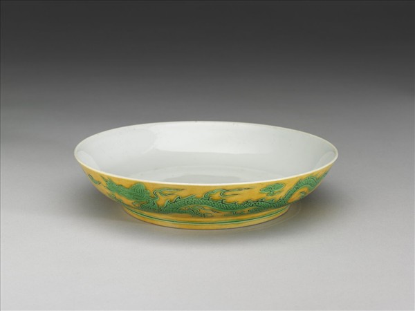 嬌黃綠彩雙龍戲珠紋盤