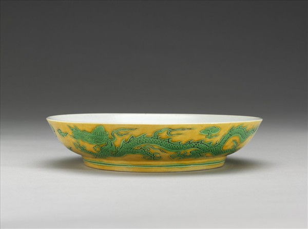 嬌黃綠彩雙龍戲珠紋盤