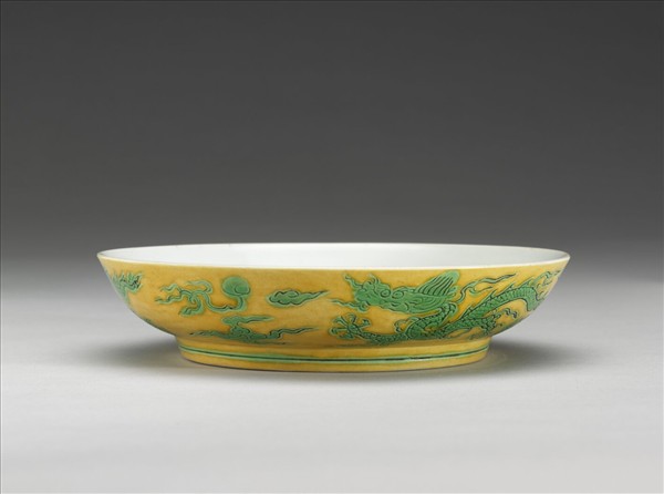 嬌黃綠彩雙龍戲珠紋盤