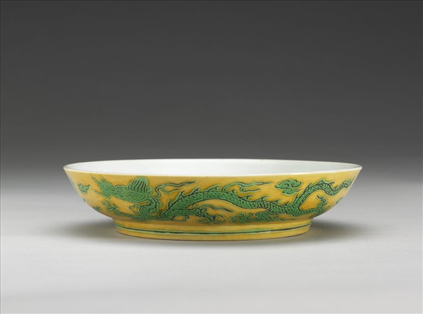 嬌黃綠彩雙龍戲珠紋盤