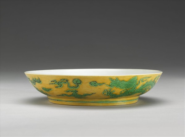 嬌黃綠彩雙龍戲珠紋盤