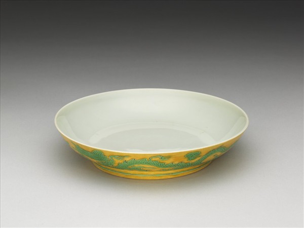 嬌黃綠彩雙龍戲珠紋盤