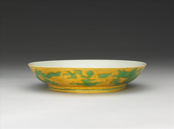 嬌黃綠彩雙龍戲珠紋盤