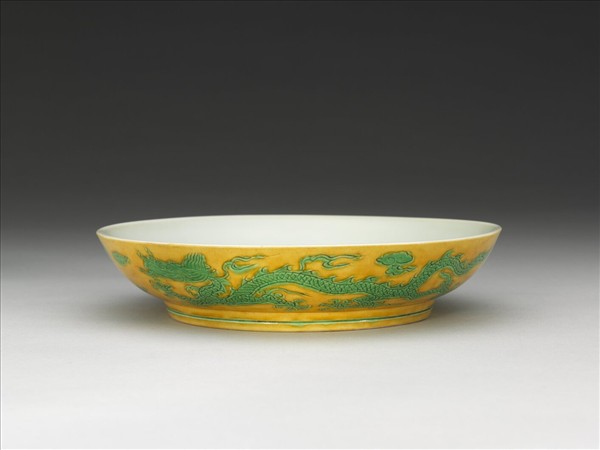 嬌黃綠彩雙龍戲珠紋盤