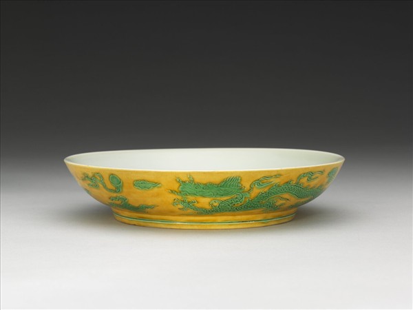 嬌黃綠彩雙龍戲珠紋盤