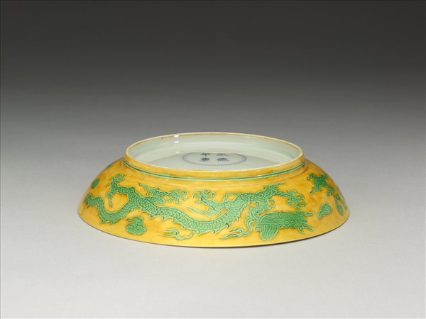 嬌黃綠彩雙龍戲珠紋盤