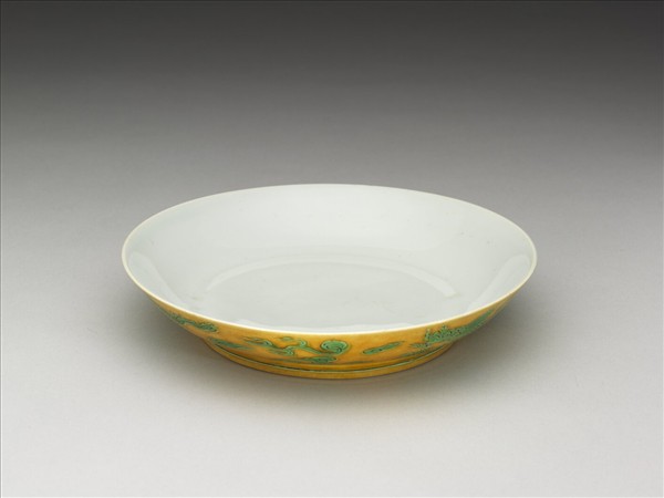 嬌黃綠彩雙龍戲珠紋盤