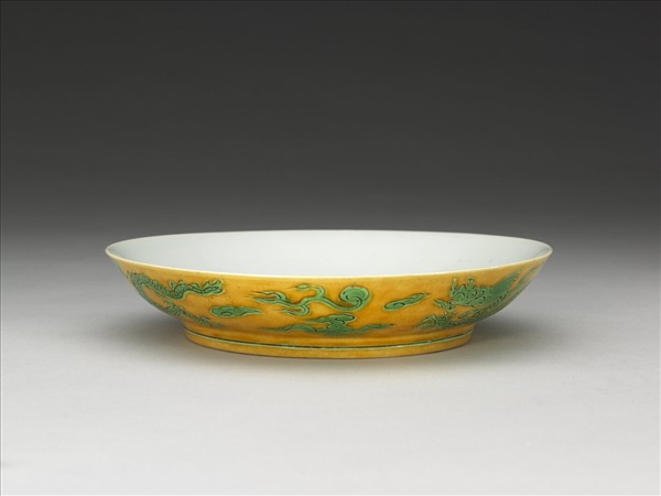 嬌黃綠彩雙龍戲珠紋盤
