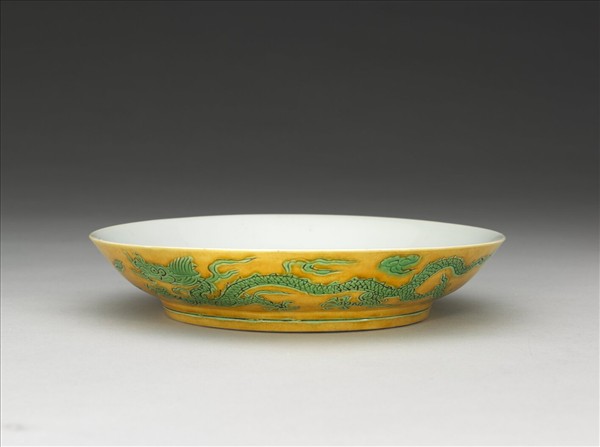 嬌黃綠彩雙龍戲珠紋盤
