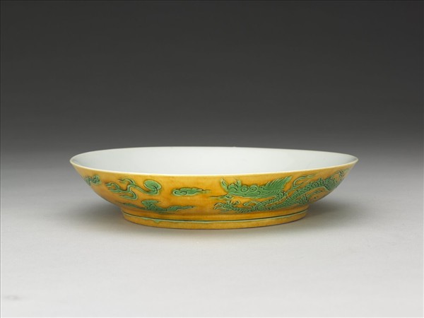 嬌黃綠彩雙龍戲珠紋盤