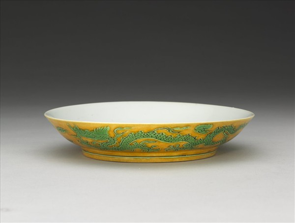 嬌黃綠彩雙龍戲珠紋盤