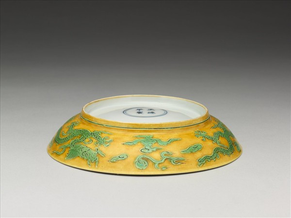 嬌黃綠彩雙龍戲珠紋盤