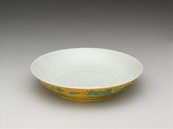 嬌黃綠彩雙龍戲珠紋盤