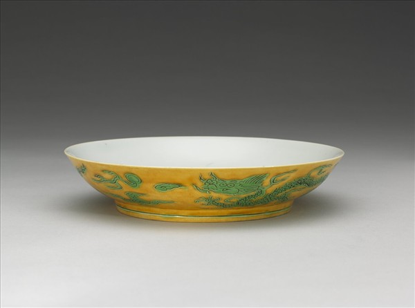 嬌黃綠彩雙龍戲珠紋盤