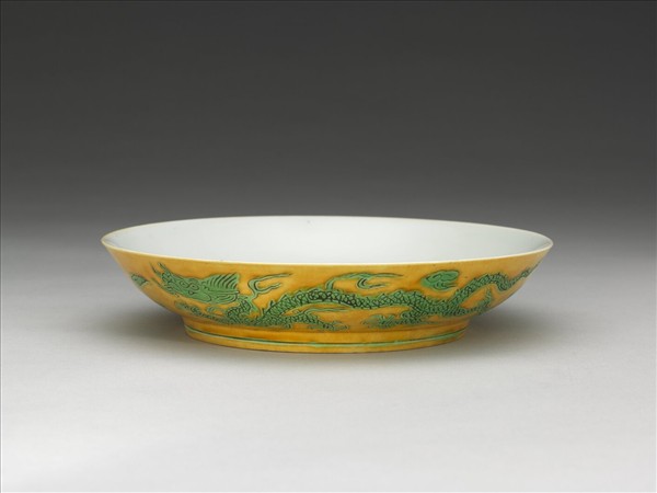 嬌黃綠彩雙龍戲珠紋盤