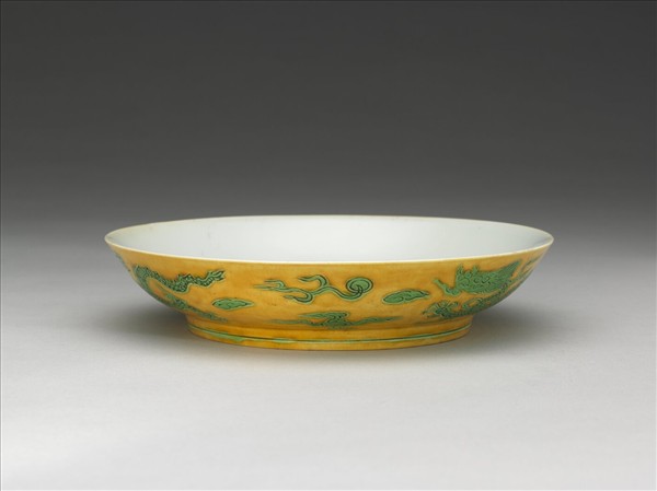 嬌黃綠彩雙龍戲珠紋盤