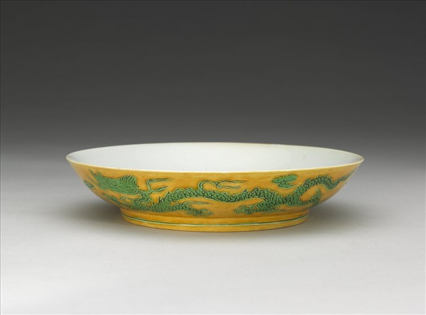 嬌黃綠彩雙龍戲珠紋盤