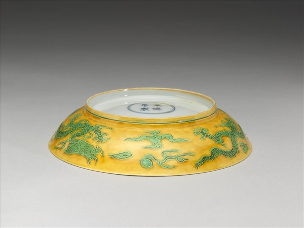 嬌黃綠彩雙龍戲珠紋盤