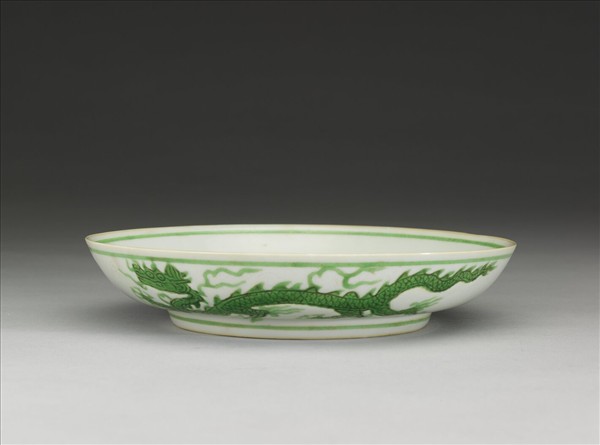 白瓷綠彩雲龍紋盤