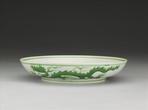 白瓷綠彩雲龍紋盤