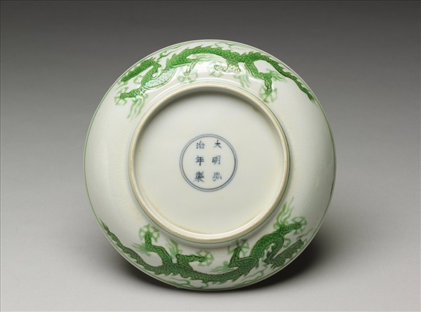 白瓷綠彩雲龍紋盤