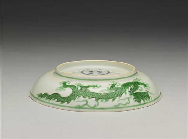 白瓷綠彩雲龍紋盤