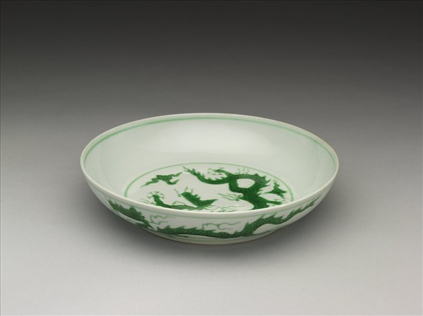 白瓷綠彩雲龍紋盤