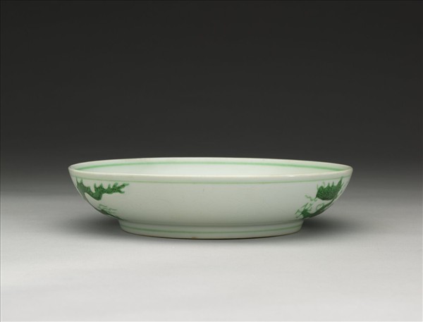 白瓷綠彩雲龍紋盤